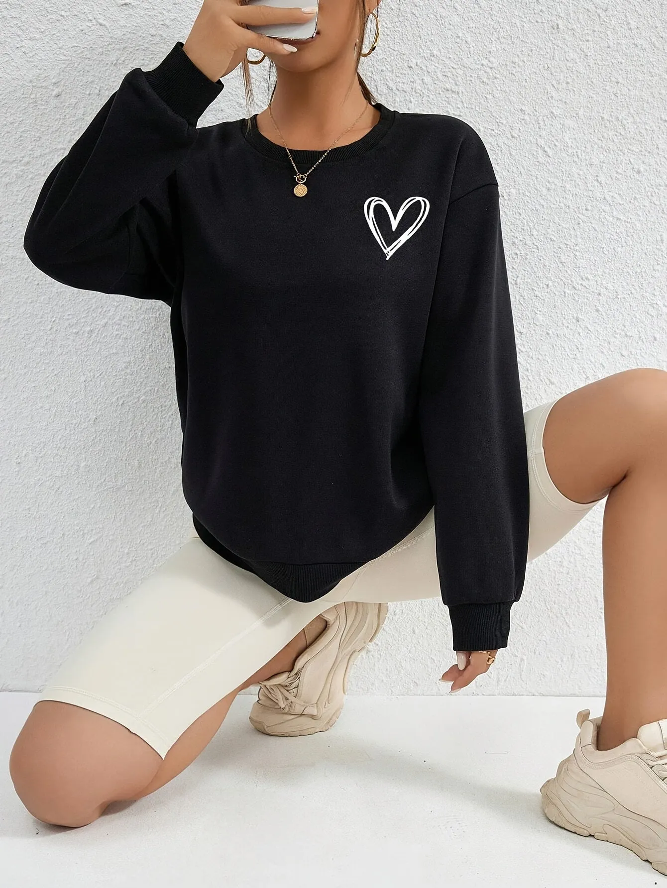 AUDRE - Minimalist Cozy Sweatshirt