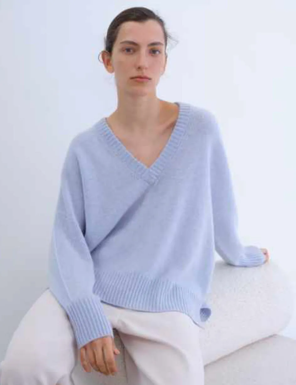 CHARLOTTE Cashmere V-Neck Sweater in Cornflower Blue