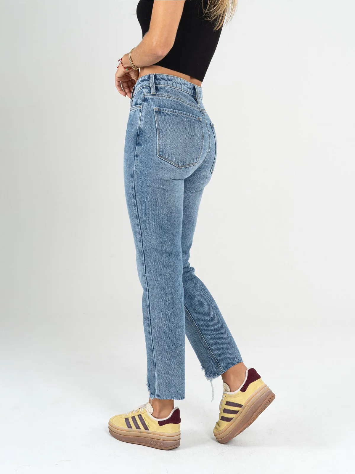 Ref: 064889 Jean Mom fit rígido, tiro alto, tono azul medio, con rotos, ruedo rustico