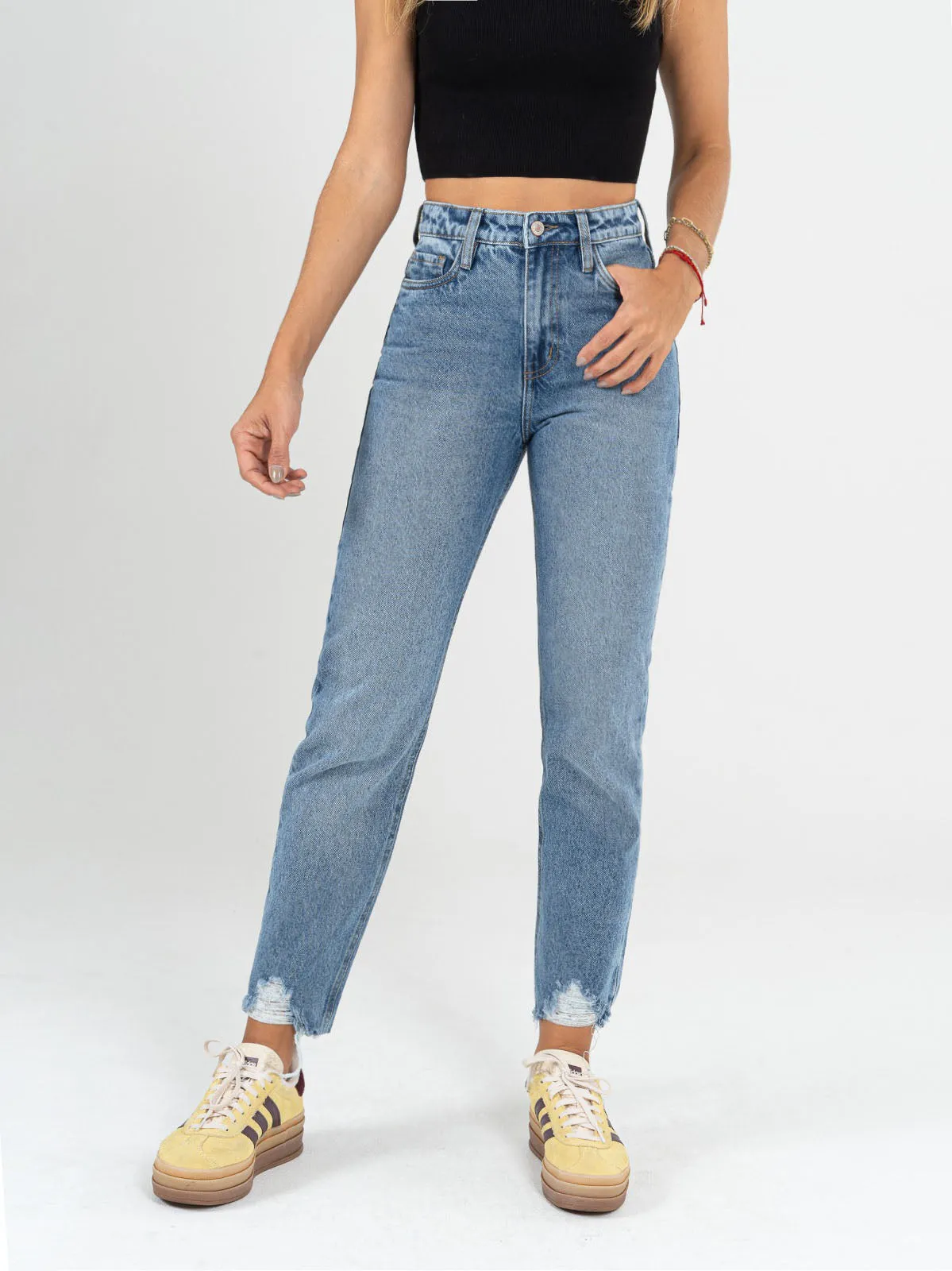 Ref: 064889 Jean Mom fit rígido, tiro alto, tono azul medio, con rotos, ruedo rustico