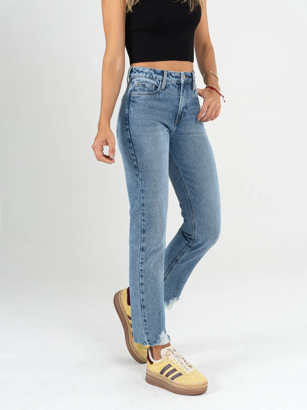 Ref: 064889 Jean Mom fit rígido, tiro alto, tono azul medio, con rotos, ruedo rustico